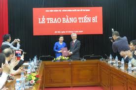 ມອບໃບປະກາດສະນິຍະບັດປະລິຍາເອກໃຫ້ແກ່ ລັດຖະມົນຕີຊ່ວຍວ່າການກະຊວງການຕ່າງປະເທດລາວ